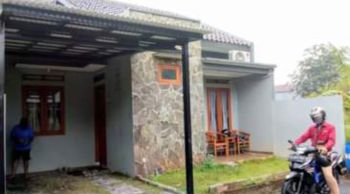DIJUAL CEPAT RUMAH SEMI KOMPLEK AKSES MOBIL CIPAYUNG,JAKTIM 100meter KE JL UTAMA
